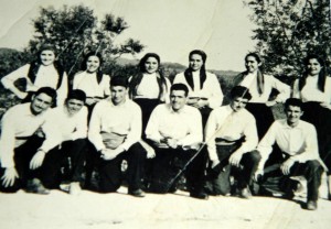 Grupo de Teatro de Carapito que representou no salão paroquial a peça Frei Luís de Sousa, em 1962.
